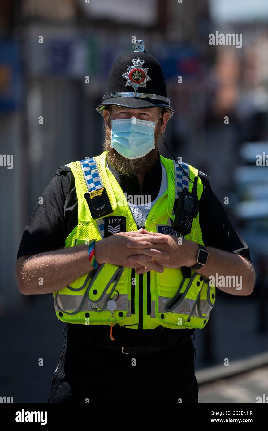 BARRY, VEREINIGTES KÖNIGREICH - JUNI 13: Ein Polizist trägt am 13. Juni 2020 in Barry, Vereinigtes Königreich, eine chirurgische Gesichtsmaske. Die walisische Regierung hat furth Stockfoto