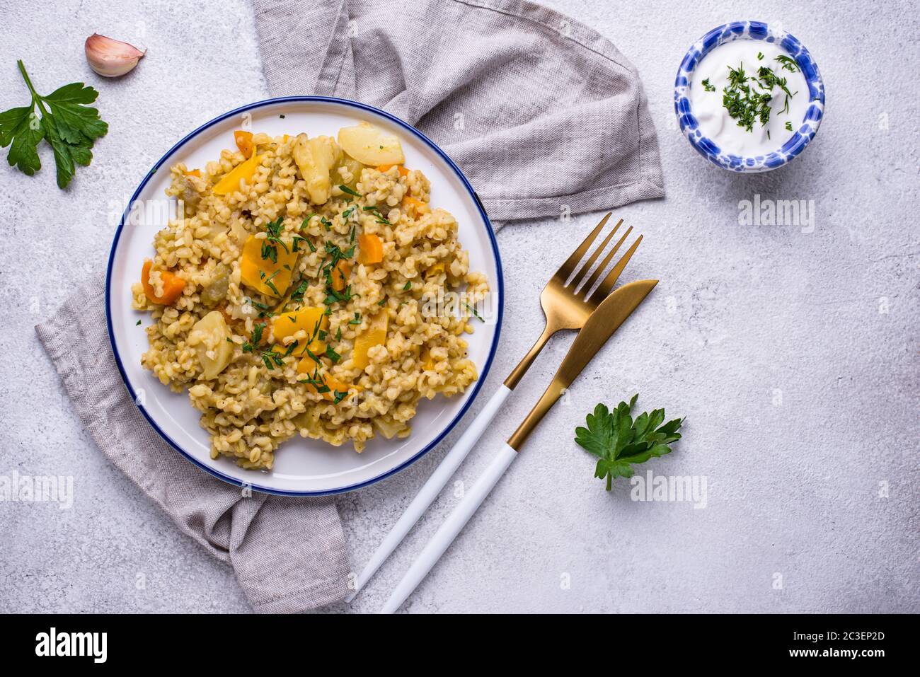 Geschmorte gesunde Bulgur mit Gemüse Stockfoto