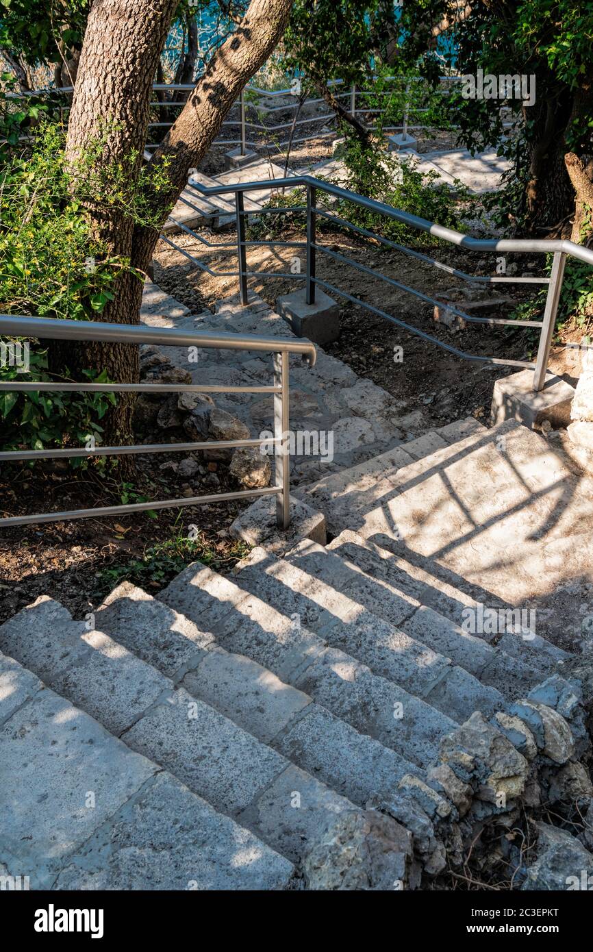 Steintreppe nach der Renovierung auf dem Weg, der vom St. George Kloster zum Jasper Strand, Kap Fiolent, Krim Russland führt. Berühmte 800 Schritte zum Stockfoto