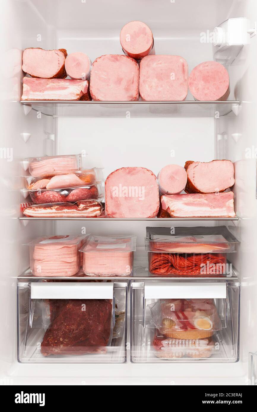 Voll Kühlschrank mit Fleisch. Fleischfresser Ernährung Stockfotografie -  Alamy