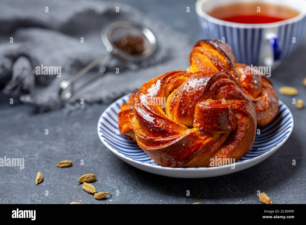 Hausgemachte schwedische Brötchen mit Kardamom. Stockfoto