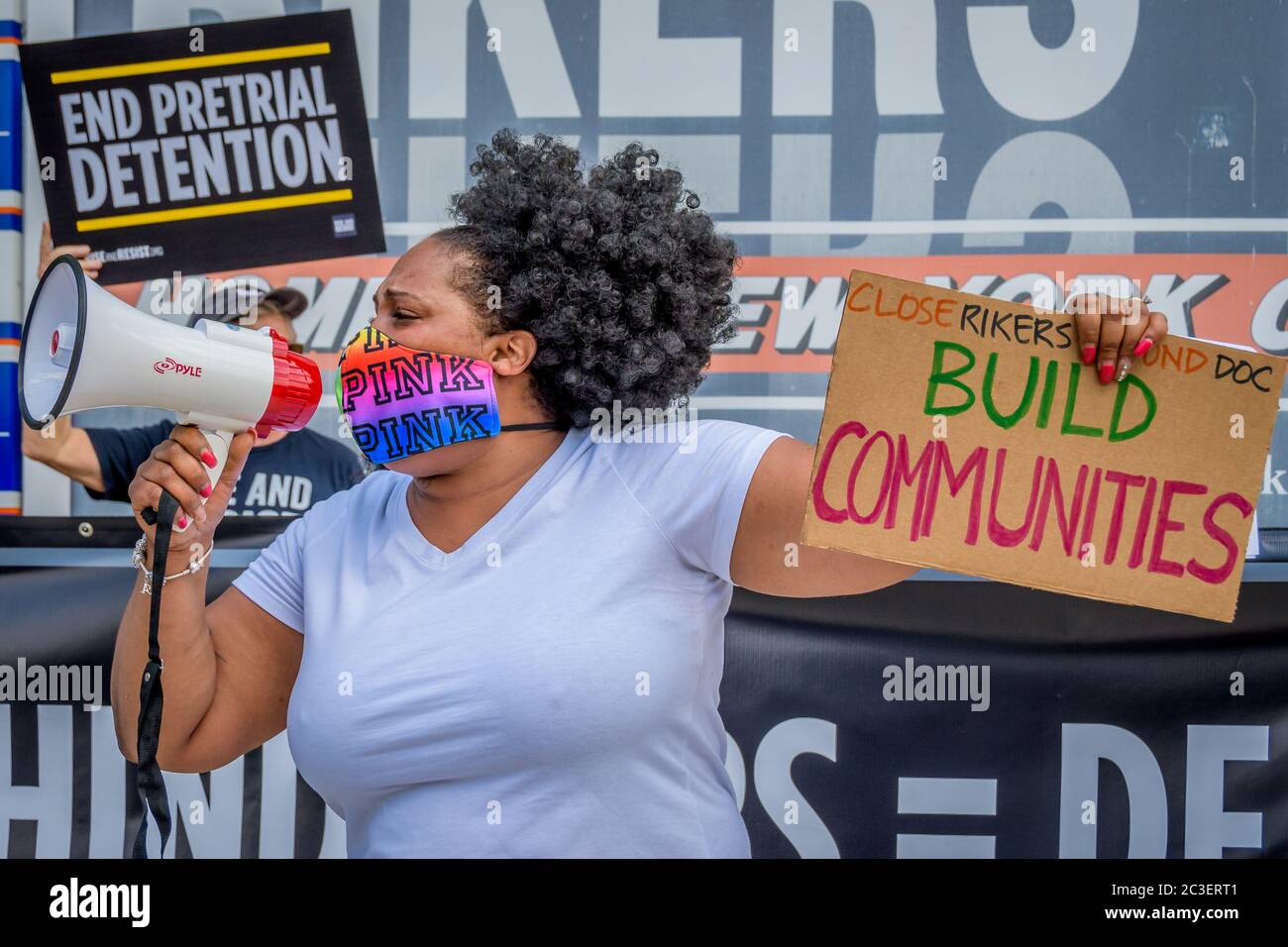 USA. Juni 2020. Führer der Bürgerrechte und der Rassengerechtigkeit hielten am 11. Juni auf Rikers Island eine Kundgebung ab, in der sie die gewählten Führer aufriefen, die Arbeit zur Sicherung der Freiheit für alle zu beenden, indem sie die Massenkriminalisierung schwarzer Menschen beenden, Der Gouverneur Cuomo wird dazu aufgerufen, die schädlichen Erweiterungen der Untersuchungshaft, die am 3. Juli in Kraft treten, zu stoppen und die Gesetze von IS More NY dringend an die allgemeine Bewachungsaufsicht zu übergeben. (Foto von Erik McGregor/Sipa USA) Quelle: SIPA USA/Alamy Live News Stockfoto