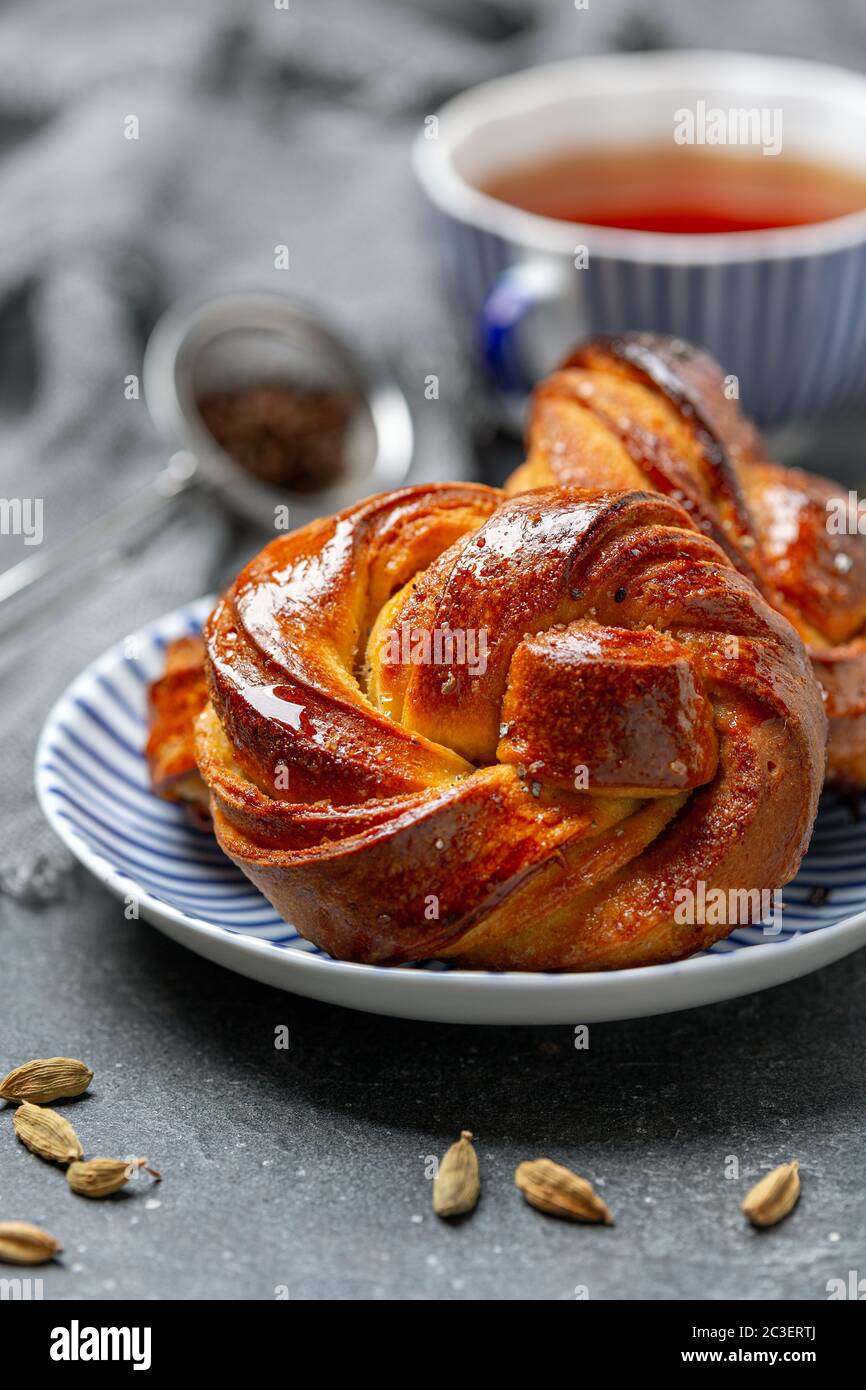 Traditionelle schwedische Brötchen mit Kardamom. Stockfoto