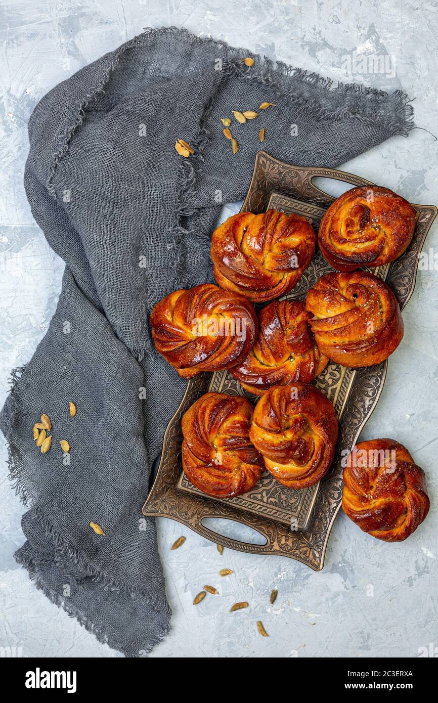 Traditionelle Brötchen mit Kardamom. Schwedische Küche. Stockfoto