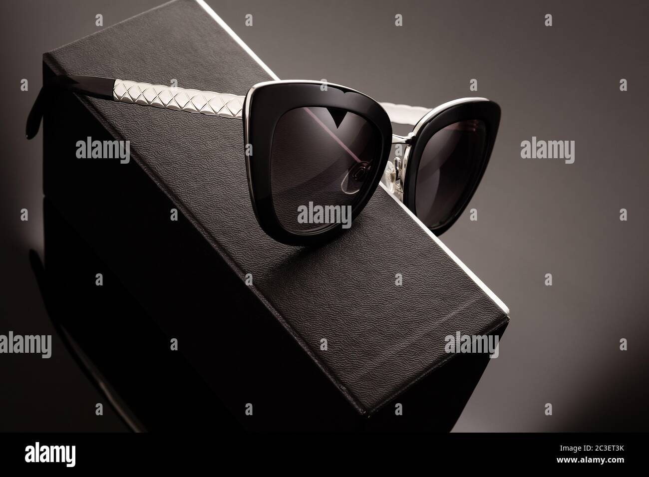 Modische Sonnenbrille auf einer schwarzen Box. Stockfoto