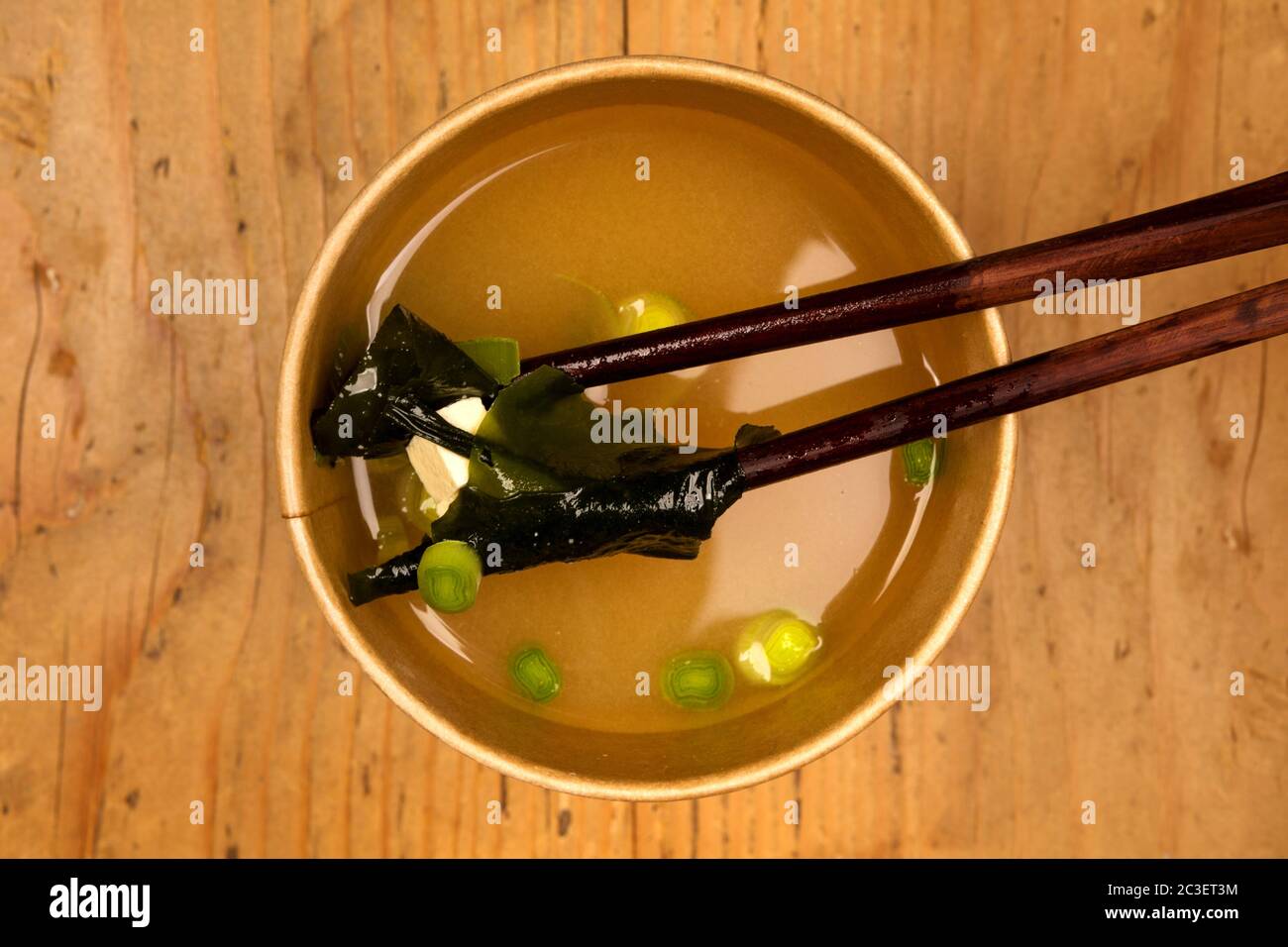 Traditionelle Miso-Suppe im Take-away-Becher Stockfotografie - Alamy