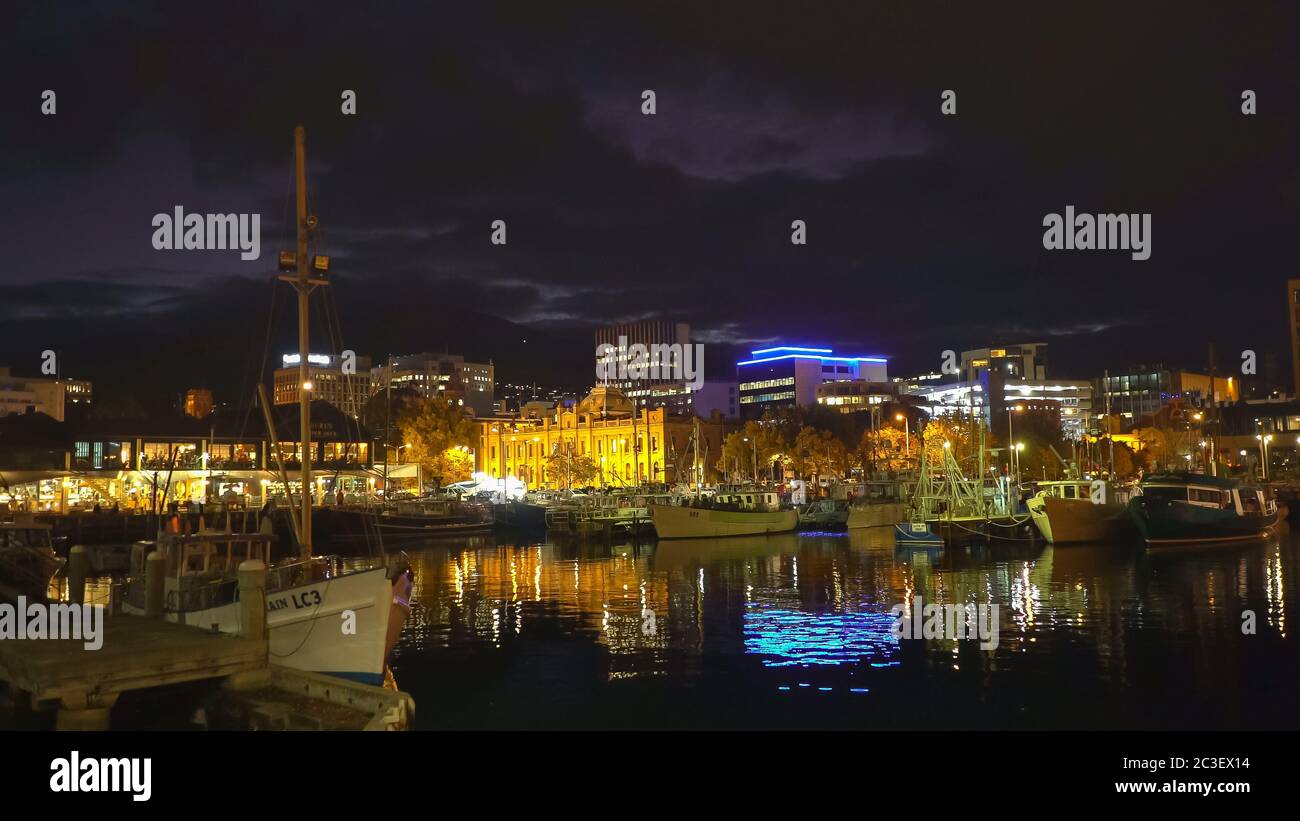 HOBART, Tasmanien, Australien - April, 11, 2016: in der Nacht Blick auf die Fischereifahrzeuge auf Victoria Dock in Hobart Stockfoto