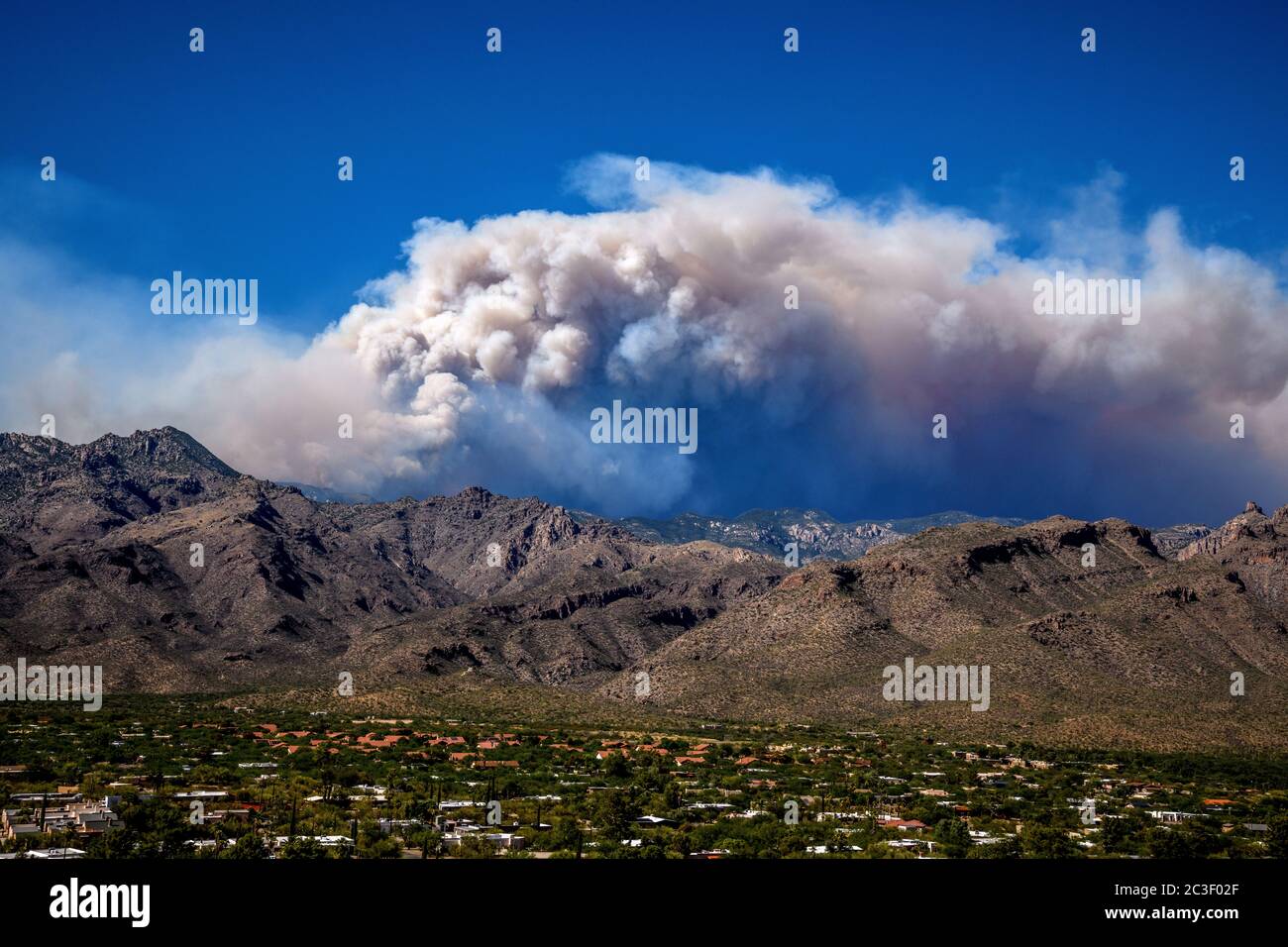 Rauch vom Bighorn Feuer, der in den Santa Catalina Bergen brennt, ragt über Sabino Canyon, Sonoran Wüste, Coronado National Forest, Tucson, Ariz Stockfoto