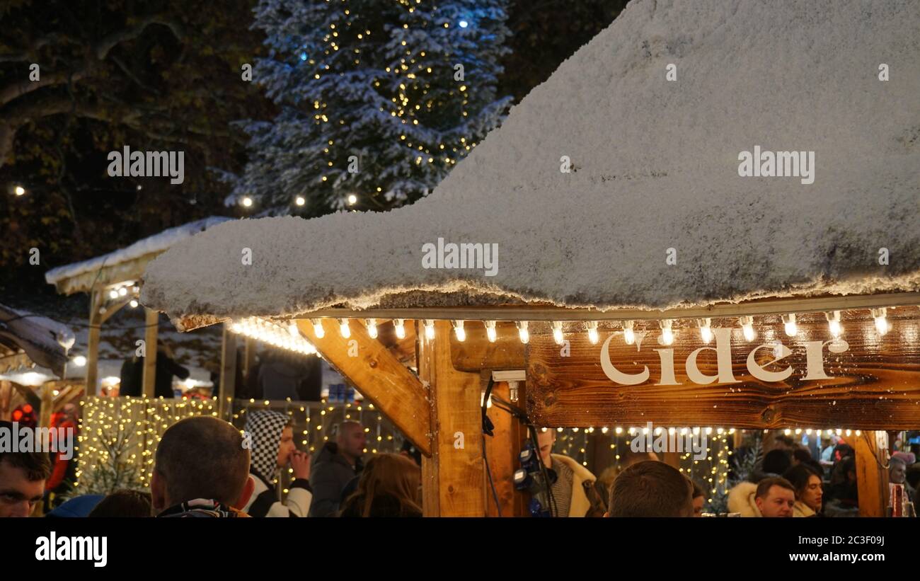 Weihnachtsmarkt mit Weihnachtsdekoration in Frankfurt, Deutschland. Stockfoto