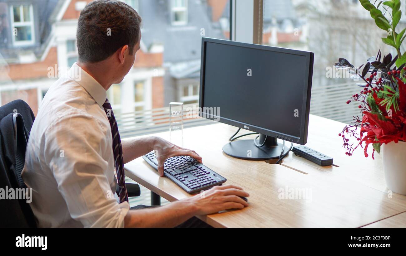 Männlicher Profi in einem Büro in London, Großbritannien. Stockfoto