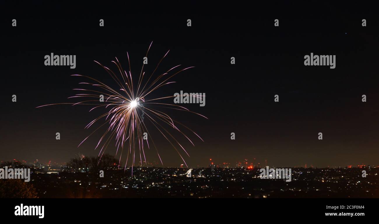 Feuerwerk in der Nacht am Silvesterabend in London, Großbritannien. Stockfoto