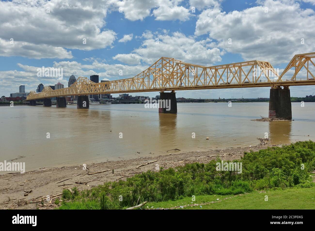 LOUISVILLE, KY - 30. MAI 2020 - Blick auf die George Rogers Clark Memorial Bridge, (Second Street Bridge) über den Ohio River und die Louisville, Kentucky Stockfoto