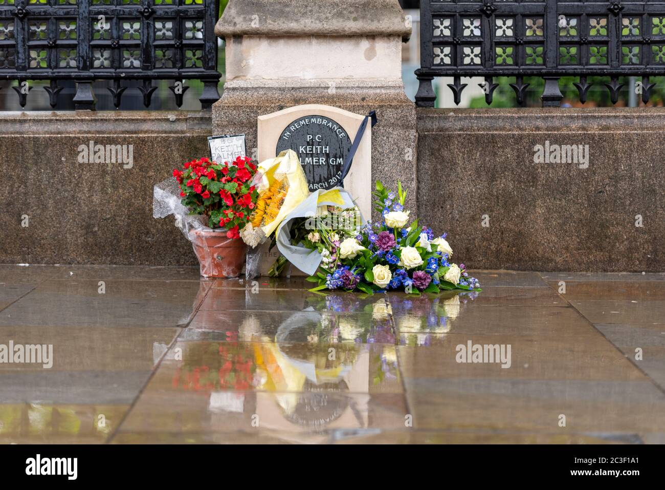 Denkmal für PC Keith Palmer mit Blumen. Blumengebete um den Gedenkstein für Polizisten, die während des Terrorismus im Parlament getötet wurden Stockfoto