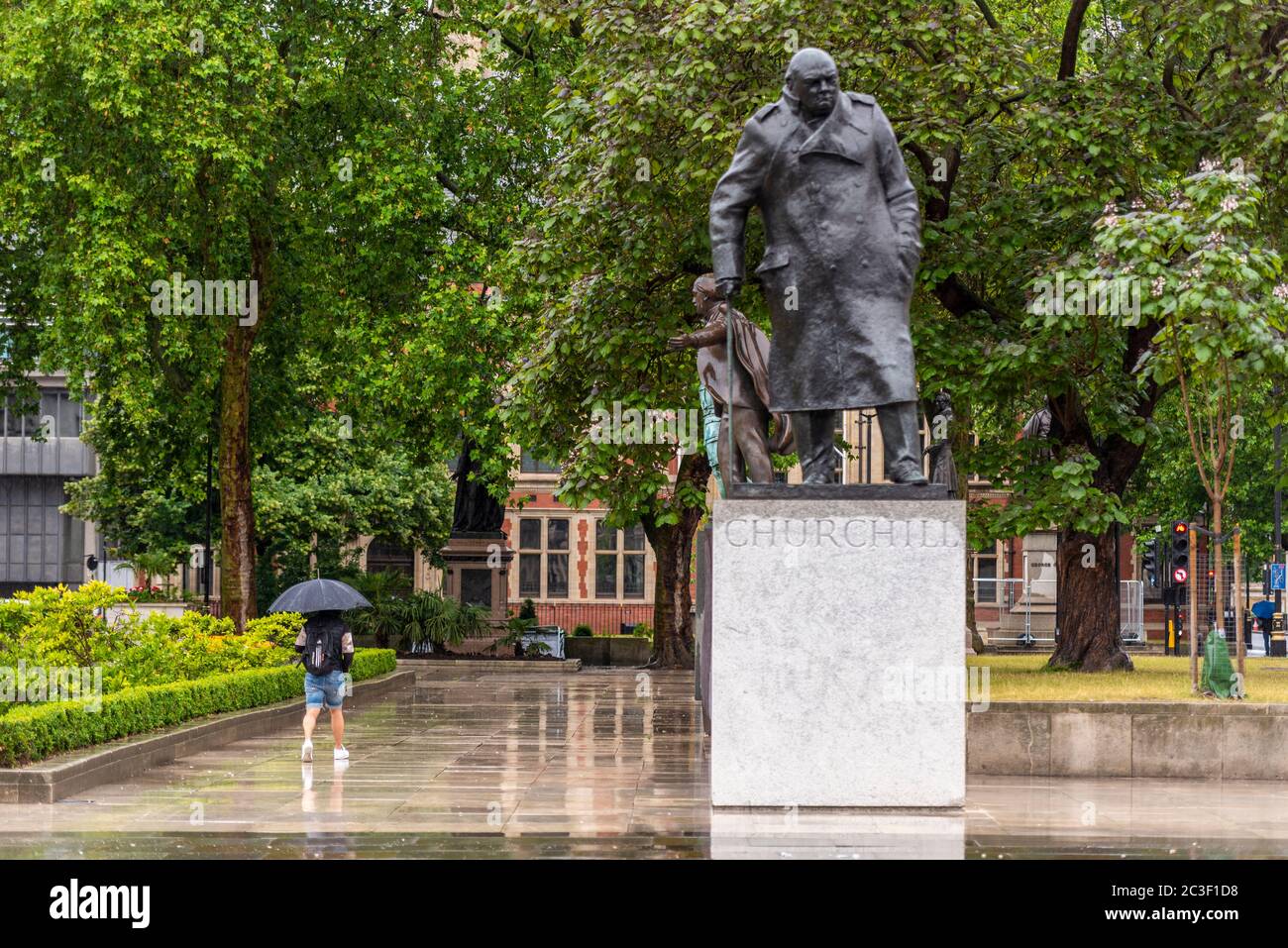 Winston Churchill Statue am Morgen der Enthüllung nach dem Vandalismus Graffiti während der Black Lives Matter Protest vertuschelt Stockfoto