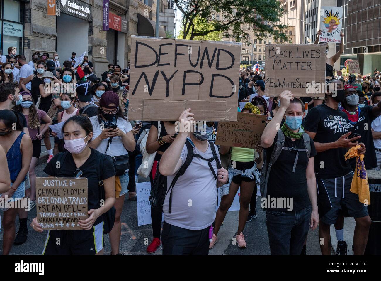 Tausende von Demonstranten setzten die wochenlangen landesweiten Proteste am 19. Juni 2020 fort, die zur Rassengerechtigkeit in New York City, New York, aufriefen. (Foto von Gabriele Holtermann/Sipa USA) Quelle: SIPA USA/Alamy Live News Stockfoto