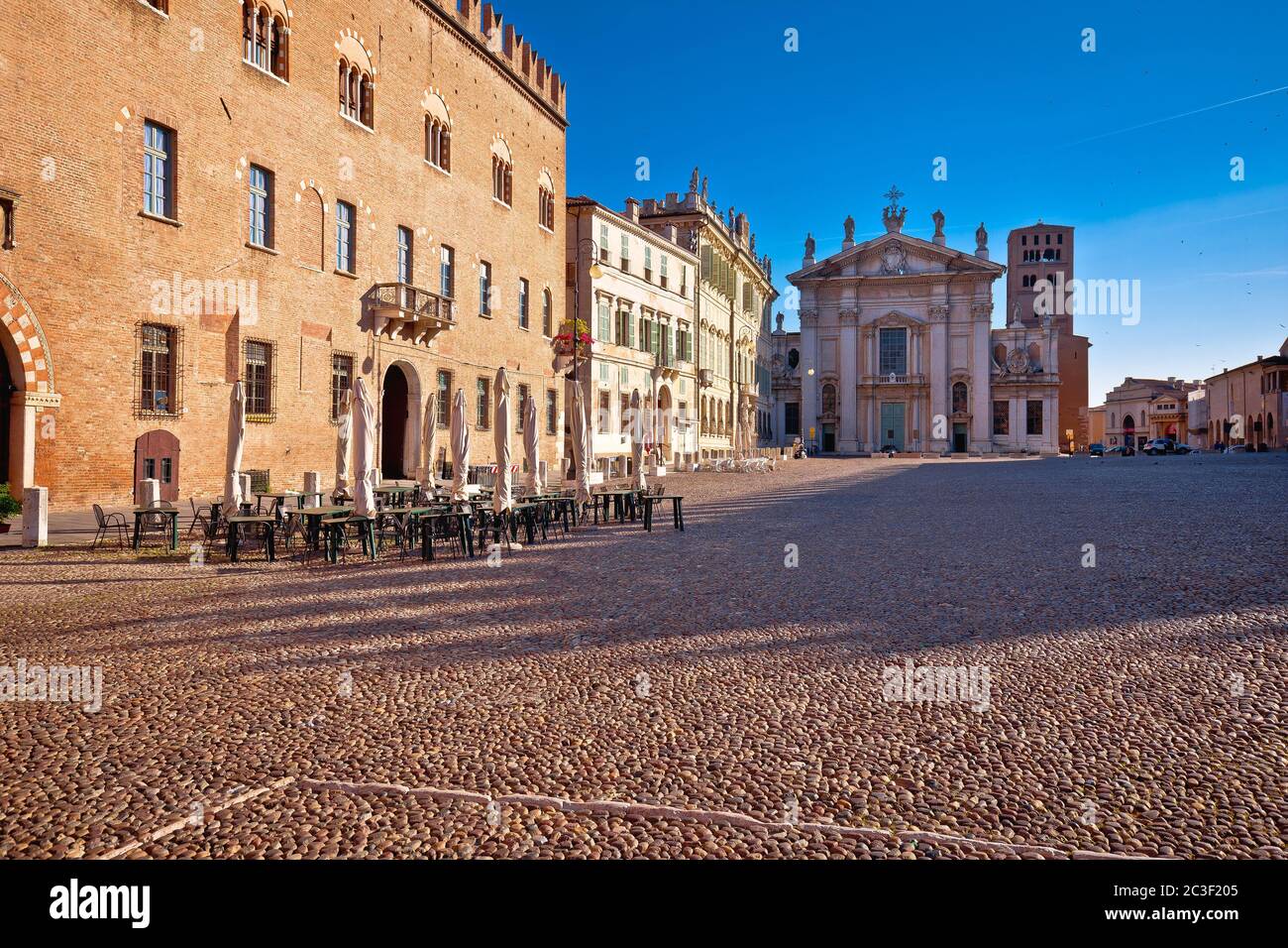 Mantova Stadt gepflasterten Piazza Sordello idyllischen Platz Blick, UNESCO-Weltkulturerbe Stockfoto