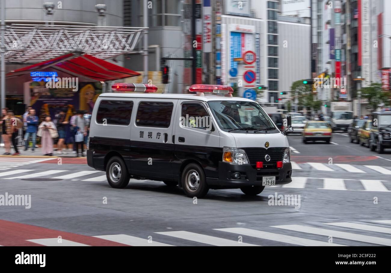 Tokyo Metropolitan Polizei van rauscht durch die Straße, Shibuya, Japan Stockfoto