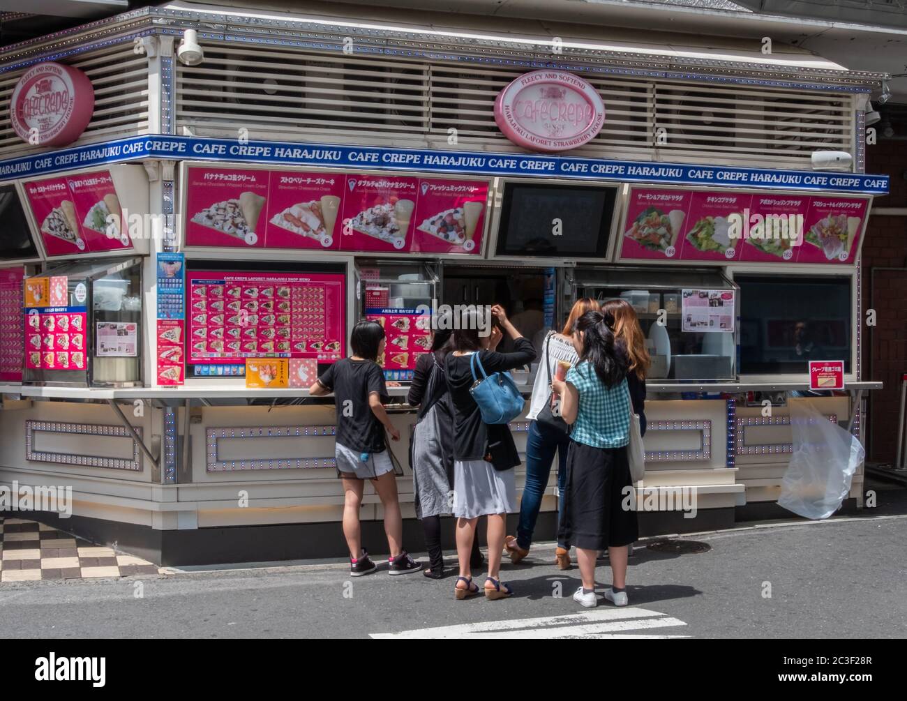 Kunden an einem Kreppstand in der Takeshita Street, Harajuku, Tokio, Japan Stockfoto