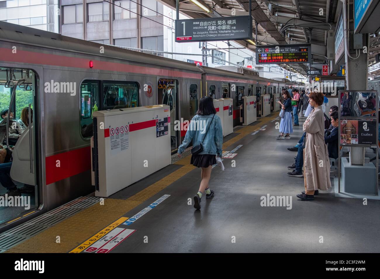 Pendler am Nakameguro Bahnhof, der die Tokyu Toyoko-Bahnlinie bedient, Tokio, Japan Stockfoto