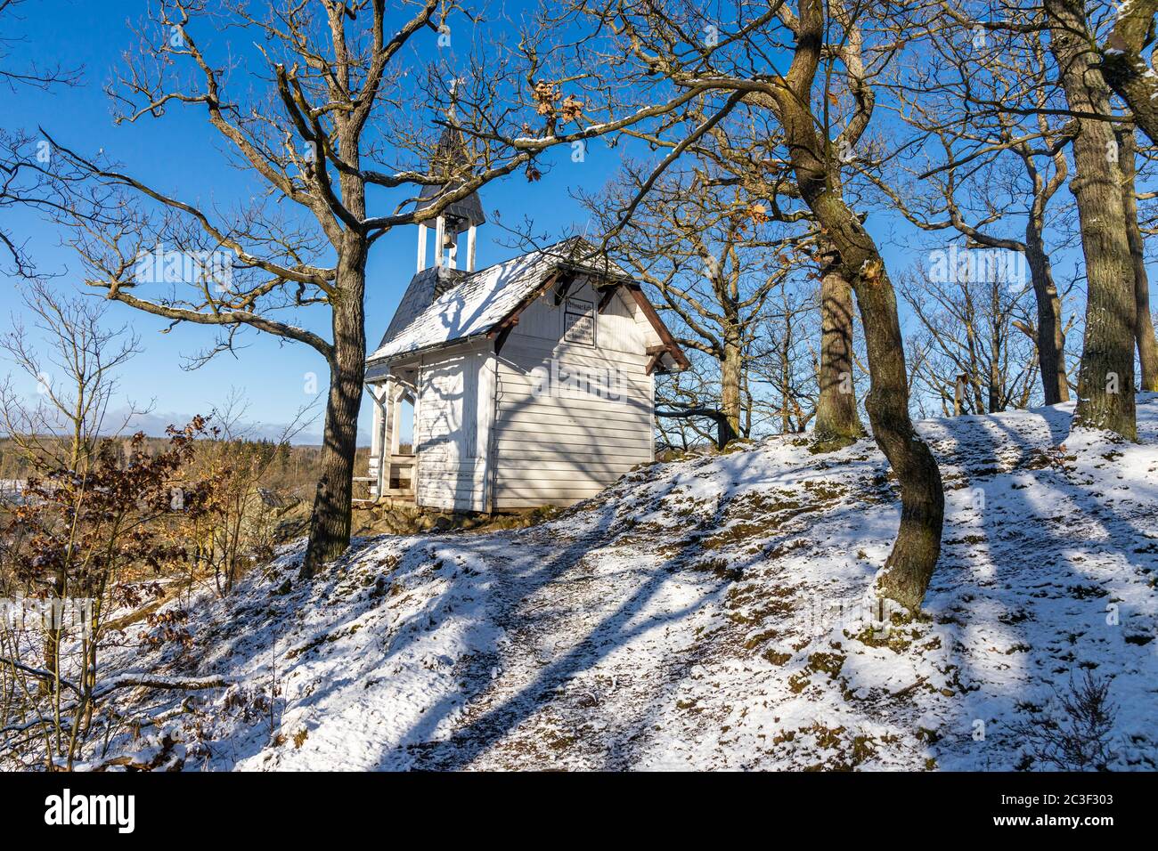 Köthener Hütte im Selketal Winterwald Wanderziel im Harz Stamping Point Harzer Wandernadel Stockfoto