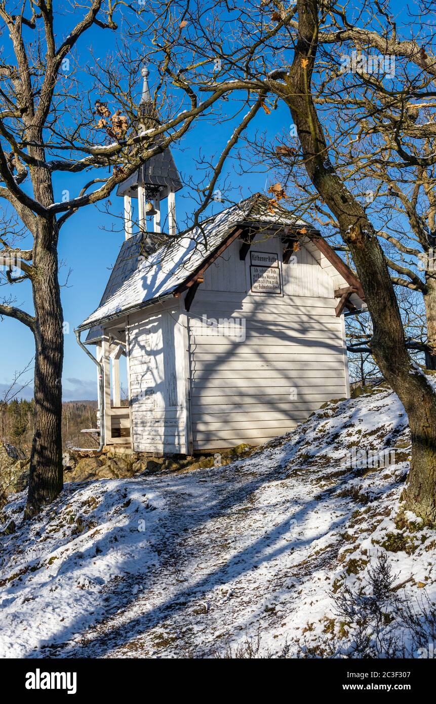 Köthener Hütte im Selketal Winterwald Wanderziel im Harz Stamping Point Harzer Wandernadel Stockfoto