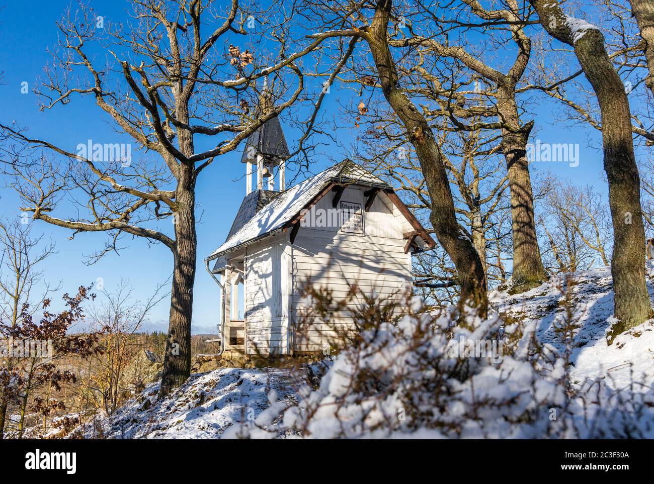 Köthener Hütte im Selketal Winterwald Wanderziel im Harz Stamping Point Harzer Wandernadel Stockfoto