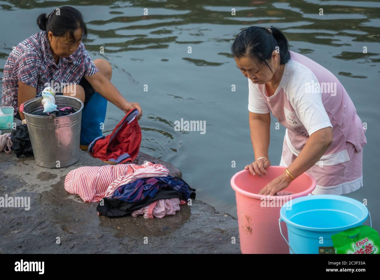 Chinesische Frauen machen in Fenghuang Wäsche Stockfoto