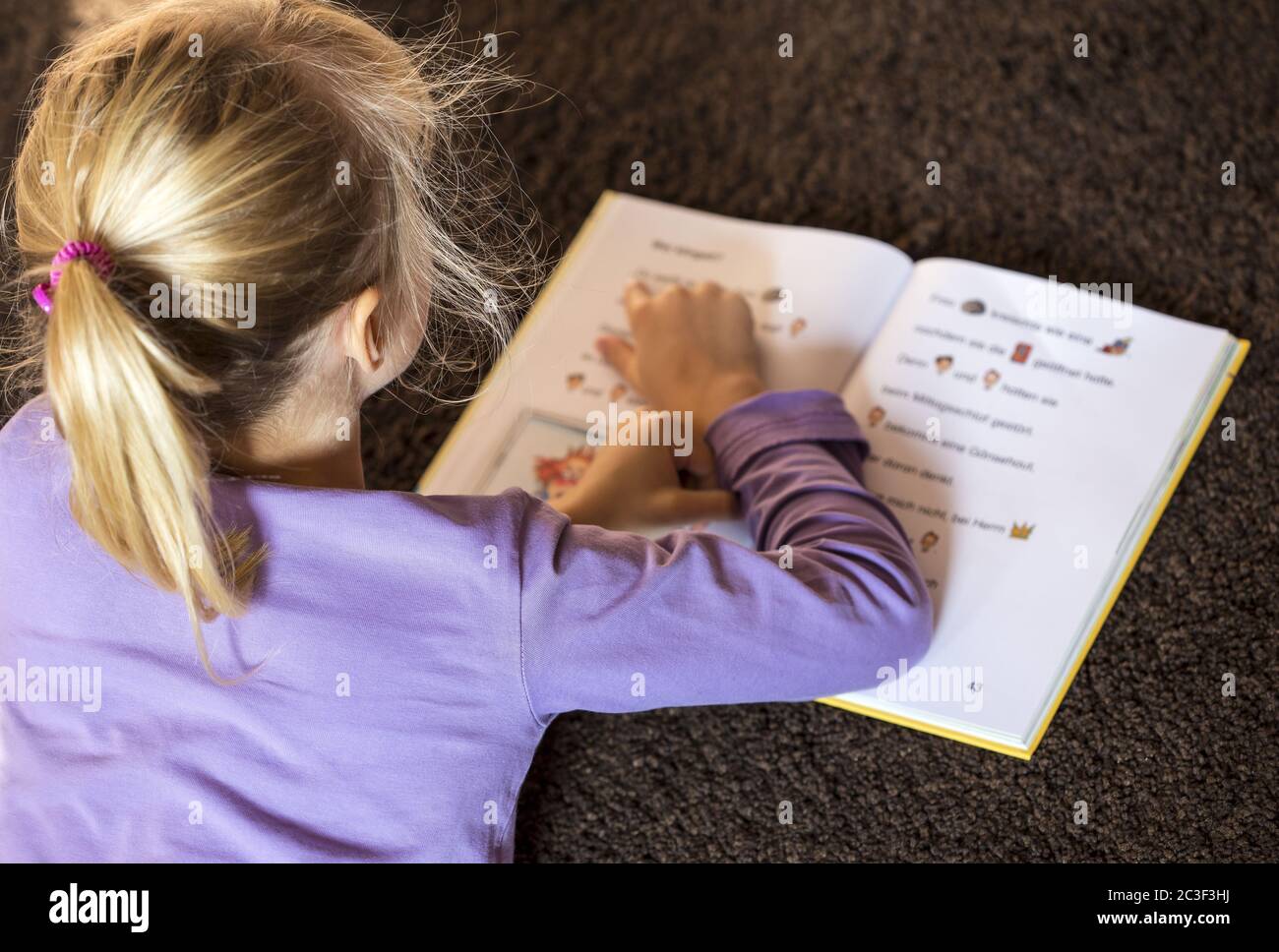 Mädchen (7) Lesen lernen, Kiel, Schleswig-Holstein, Deutschland Stockfoto