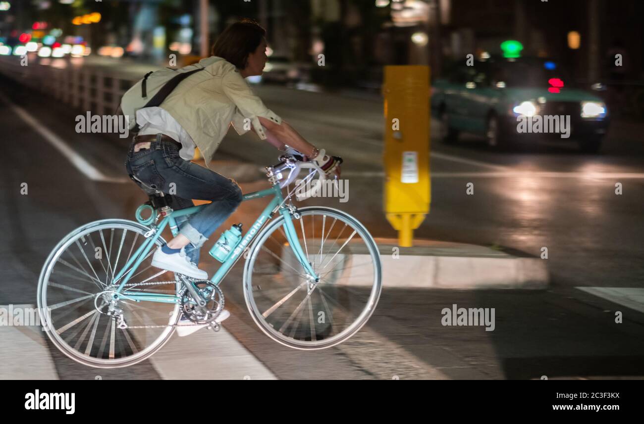 Pendler Fahrrad fahren in der Nacht in der Straße von Tokio, Japan Stockfoto