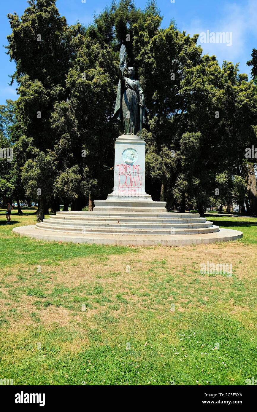 Das William McKinley Monument Spray, gemalt mit 'Tear Me Down, Down with the Empire' als Teil der Black Lives Matter Proteste in San Francisco. Stockfoto