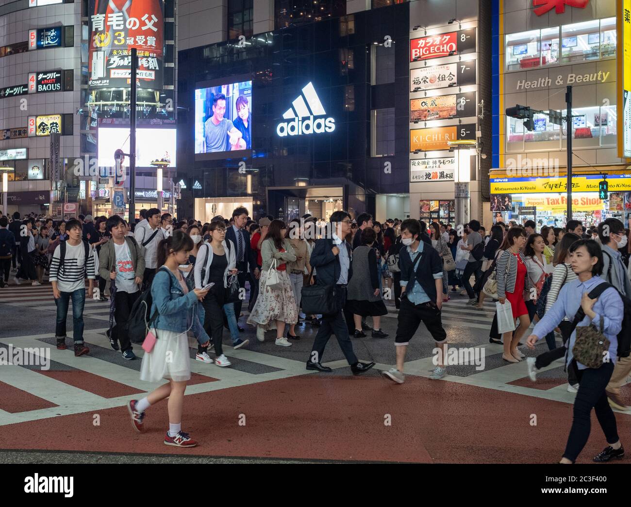 Massenmassen, die über die berühmte Shibuya Fußgängerüberfahrt, Tokio, Japan, laufen. Stockfoto