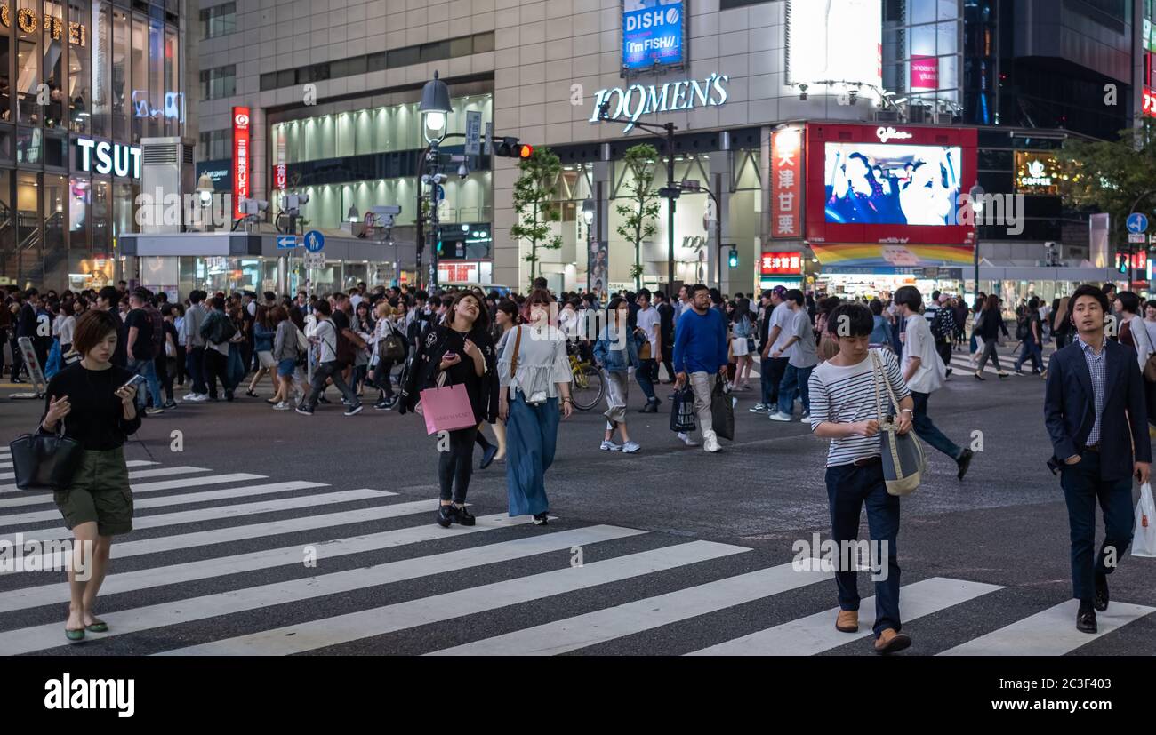 Massenmassen, die über die berühmte Shibuya Fußgängerüberfahrt, Tokio, Japan, laufen. Stockfoto