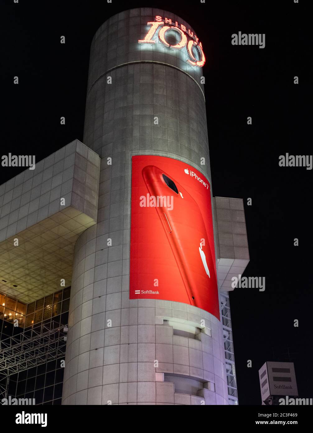 Kommerzielle Werbung auf Shibuya Gebäuden, beleuchtet bei Nacht, Tokyo, Japan Stockfoto