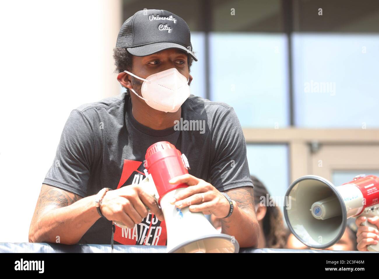 Washington, DC, USA. Juni 2020. Bradley Beal von der NBA Washington Wizards marschiert die Straßen von DC zum MLK Memorial während eines Black Lives Matter Marsches am 19. Juni 2020 in Washington, DC Quelle: Mpi34/Media Punch/Alamy Live News Stockfoto