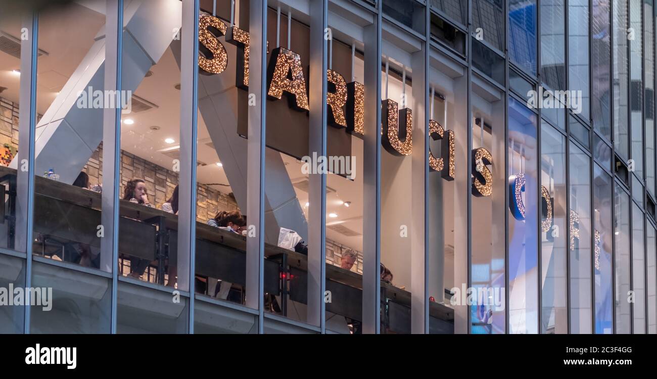 Starbucks Kaffeehaus in Shibuya, Tokio, Japan bei Nacht. Stockfoto