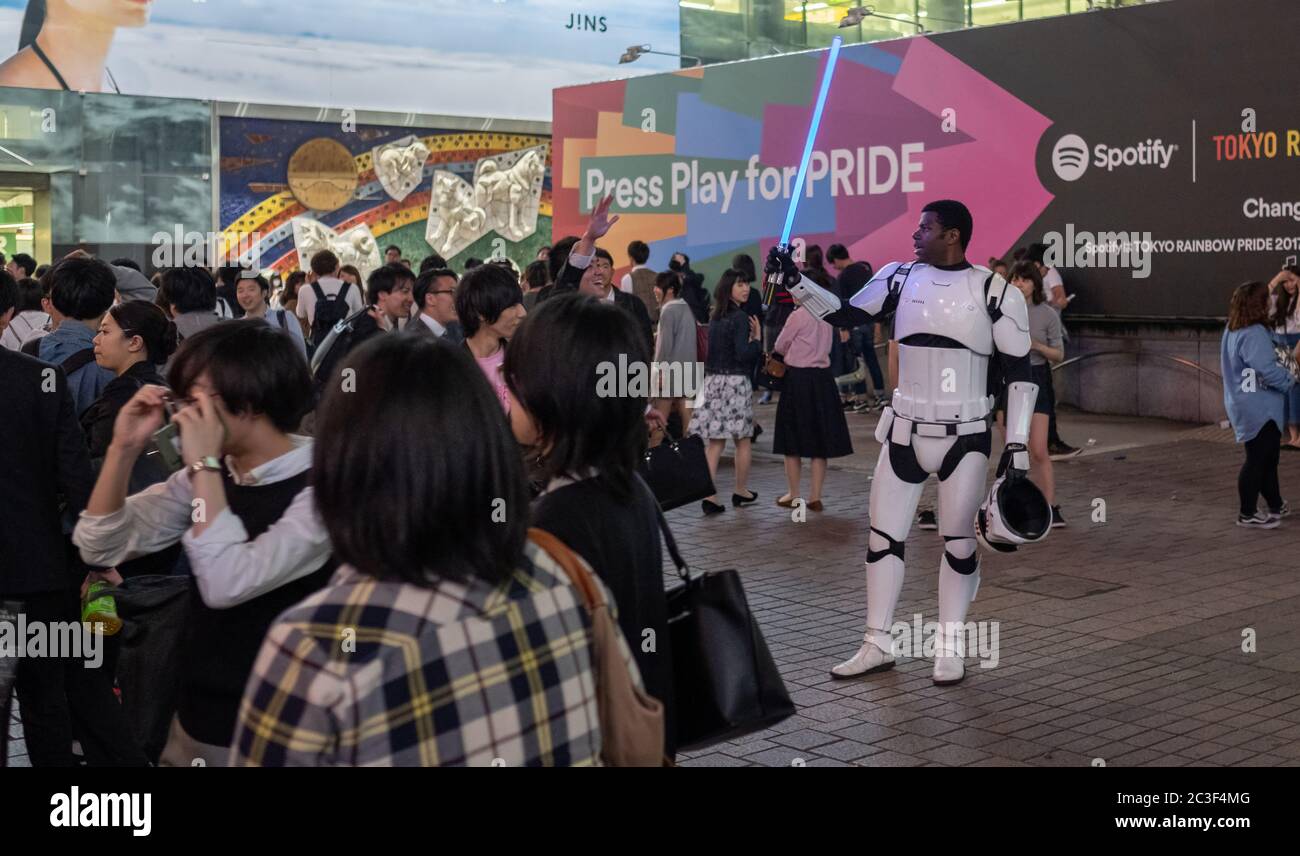 Mann verkleidet als Storm Trooper Charakter am Hachiko Square, Shibuya, Tokio, Japan Stockfoto