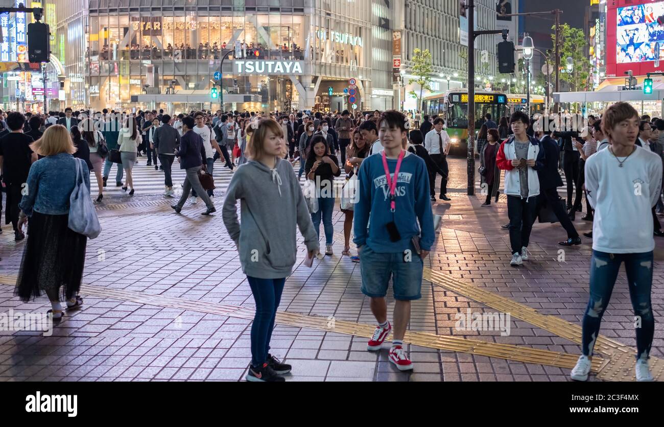 Fußgängermassen am Hachiko Square, Shibuya, Tokio, Japan Stockfoto