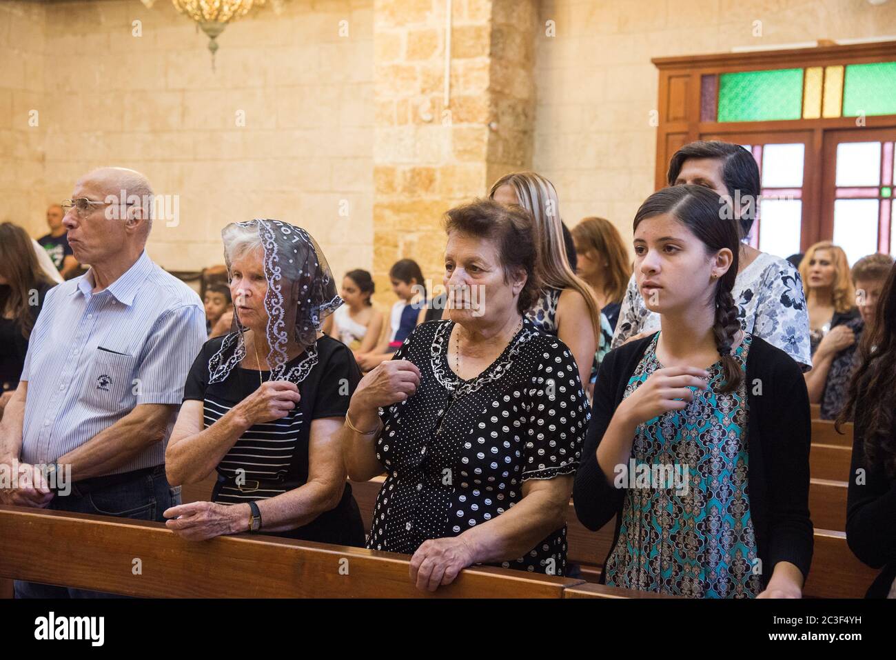 Die Rev. Androwas Bahus führt eine frühe Morgenliturgie in St. Peter und St. Paul Kirche in der Stadt Shefa-Amr, Israel. Stockfoto