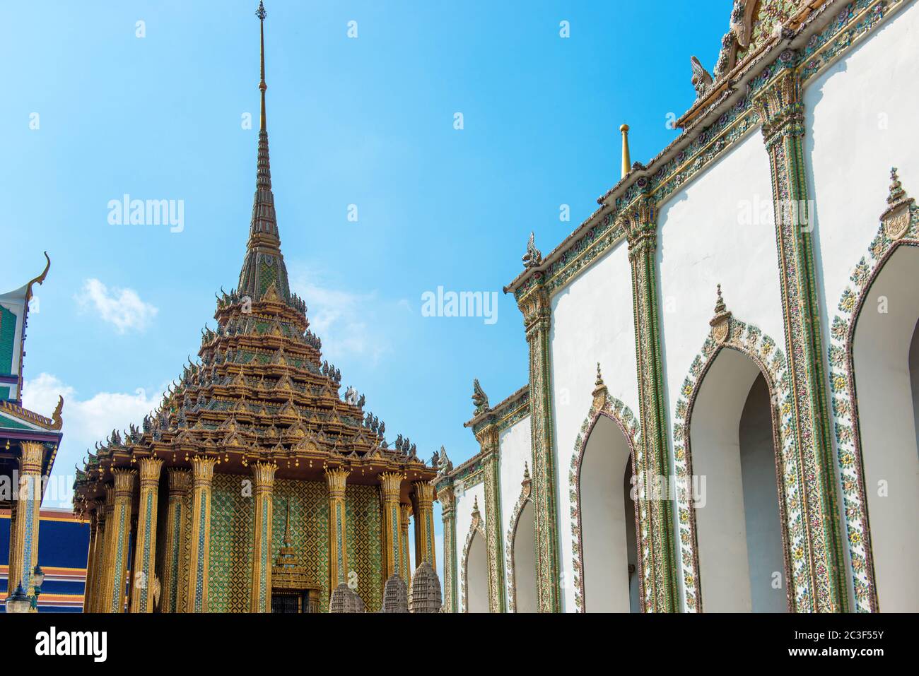 Blick auf den Komplex des Tempels des Smaragd Buddha in Bangkok Stockfoto