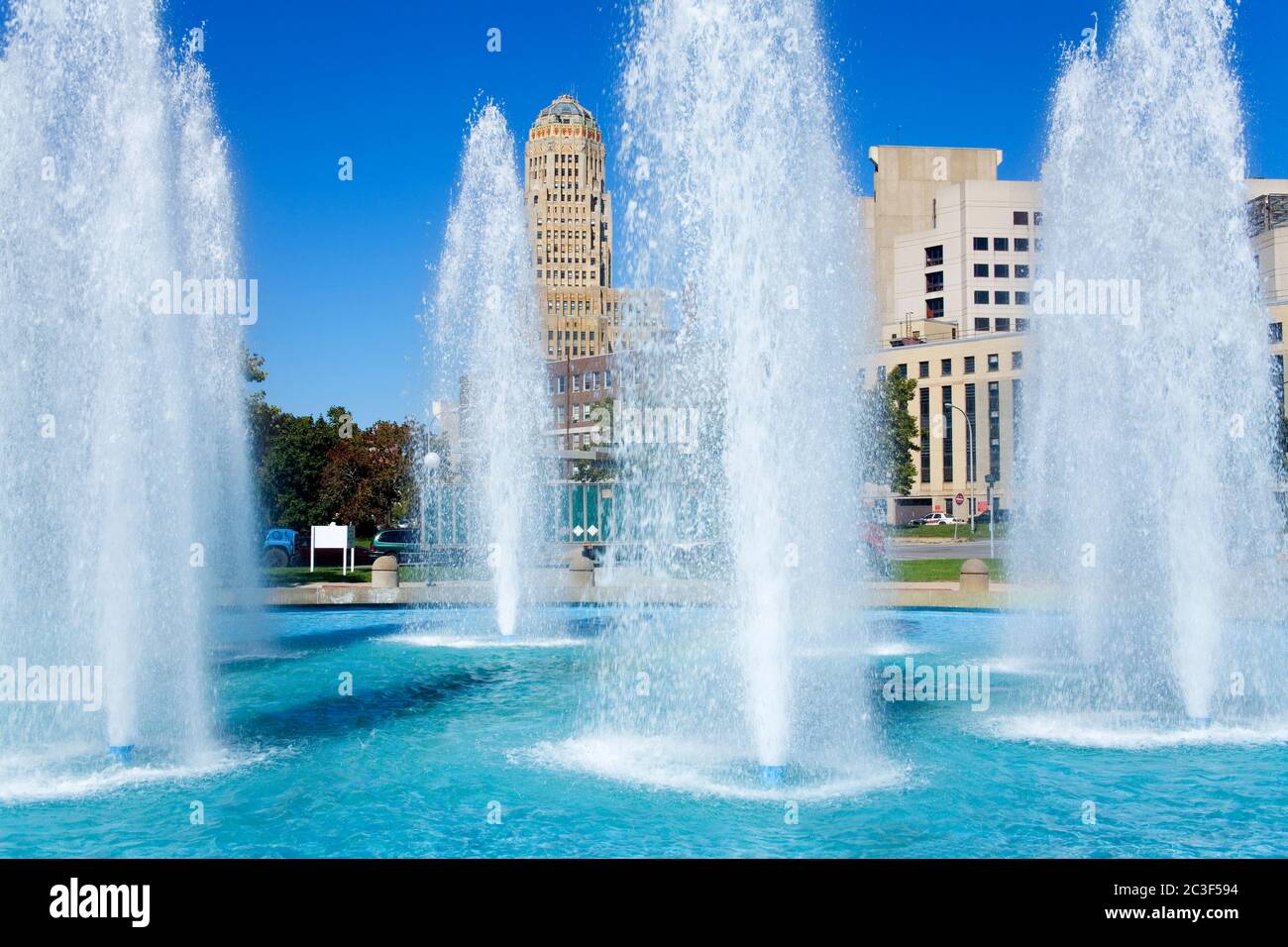 Adam's Mark Hotel Fountain & Buffalo City Hall, New York State, USA Stockfoto
