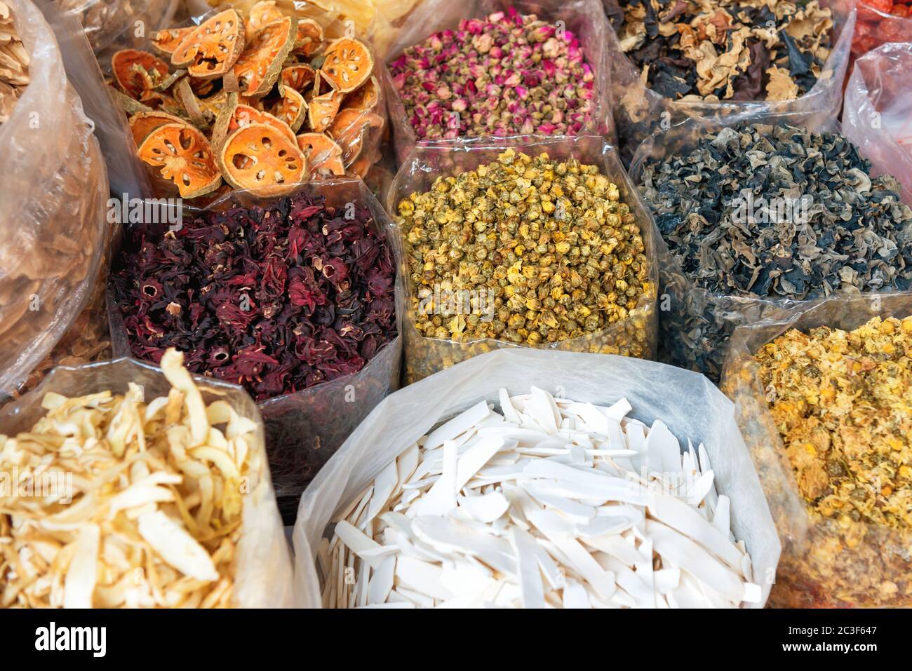 Jede Menge Tee, getrocknete Kräuter und Lebensmittelgeschäft auf dem asiatischen Straßenmarkt Stockfoto