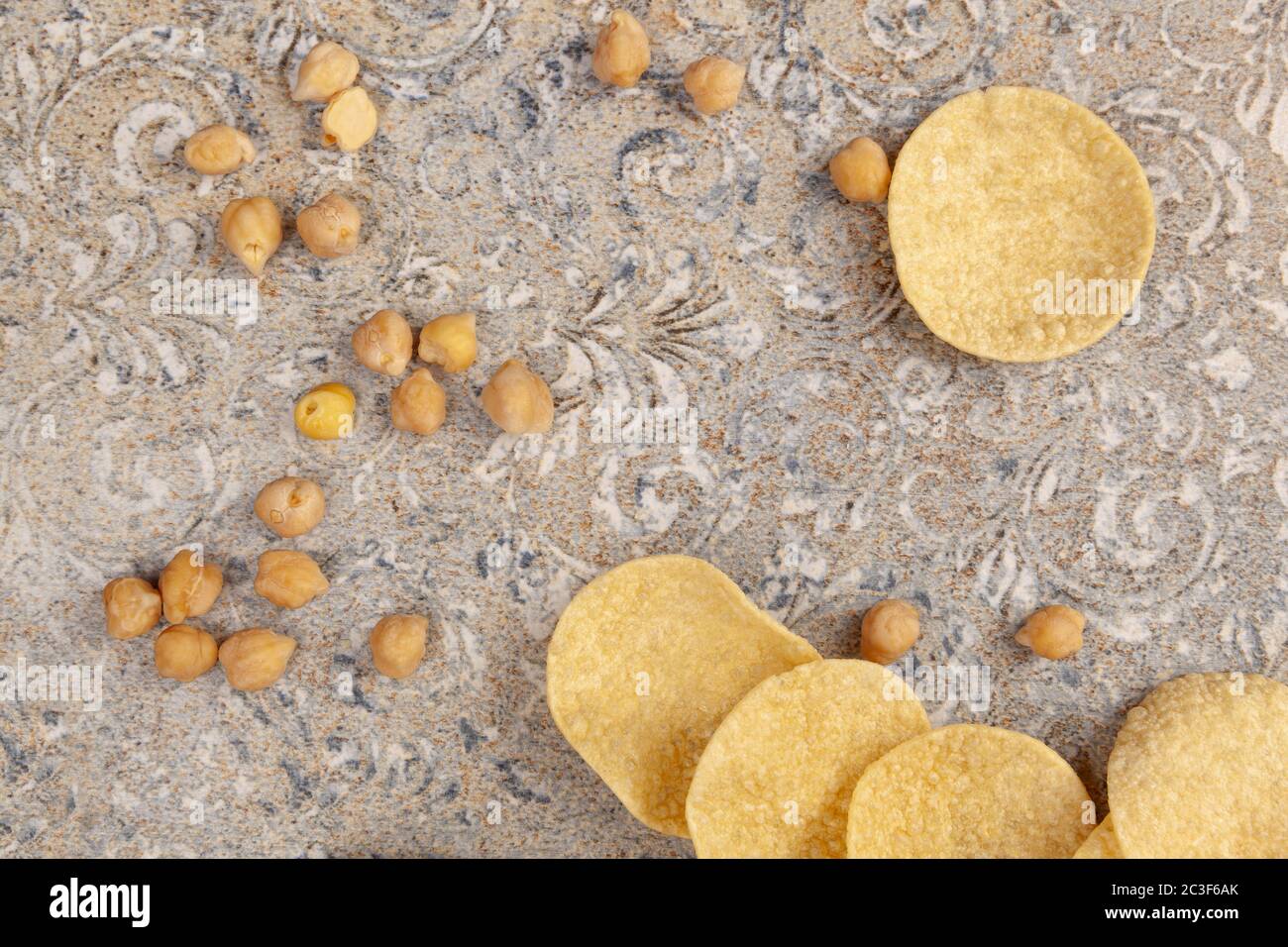 Kichererbsen-Chips und ganze Kichererbsen. Gesunde Snacks. Stockfoto