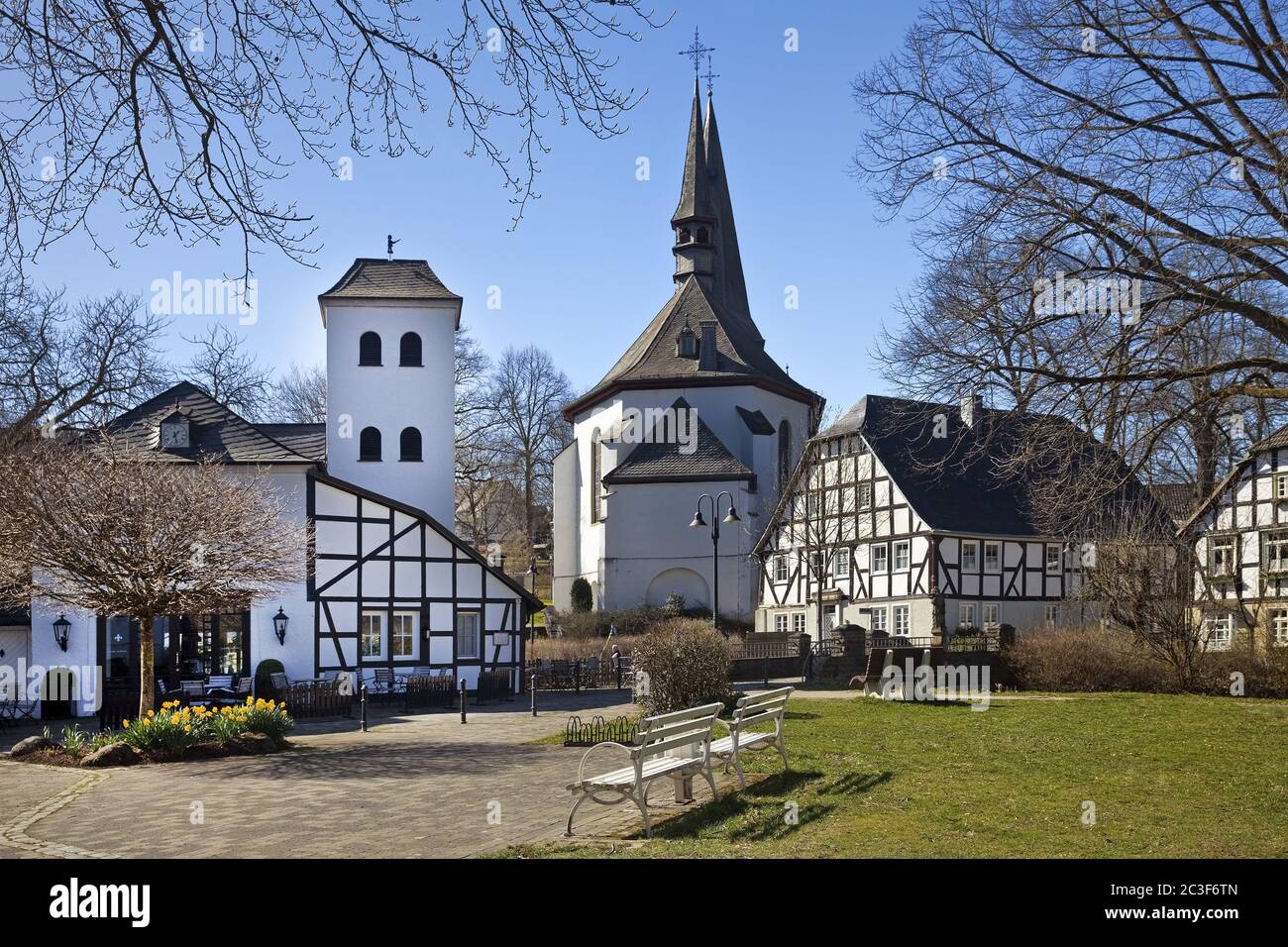 Altstadt mit Pfarrkirche St. Peter und Paul, Eslohe, Sauerland, Deutschland, Europa Stockfoto