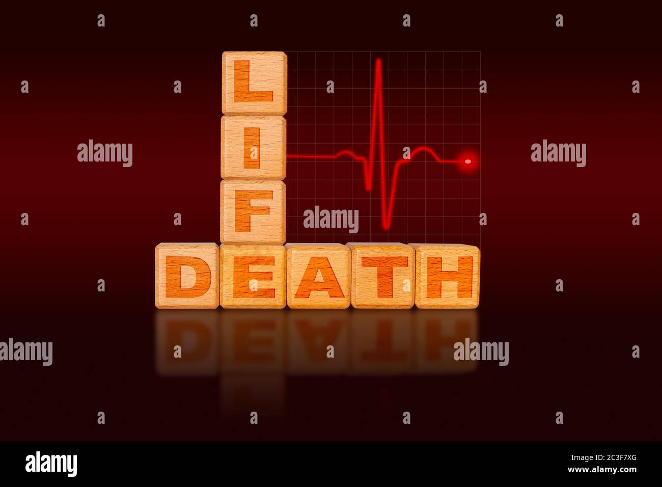 Leben und Tod Konzept auf Alphabet-Blöcke in Form eines Diagramms mit EKG-Elektrokardiogramm geschrieben, die starke Herzschlag zunächst gefolgt von fl Stockfoto