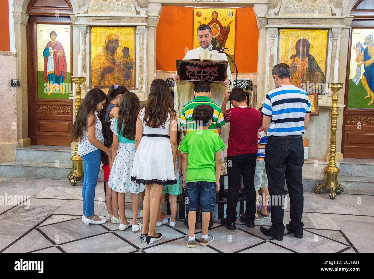 Die Rev. Androwas Bahus führt eine frühe Morgenliturgie in St. Peter und St. Paul Kirche in der Stadt Shefa-Amr, Israel. Stockfoto