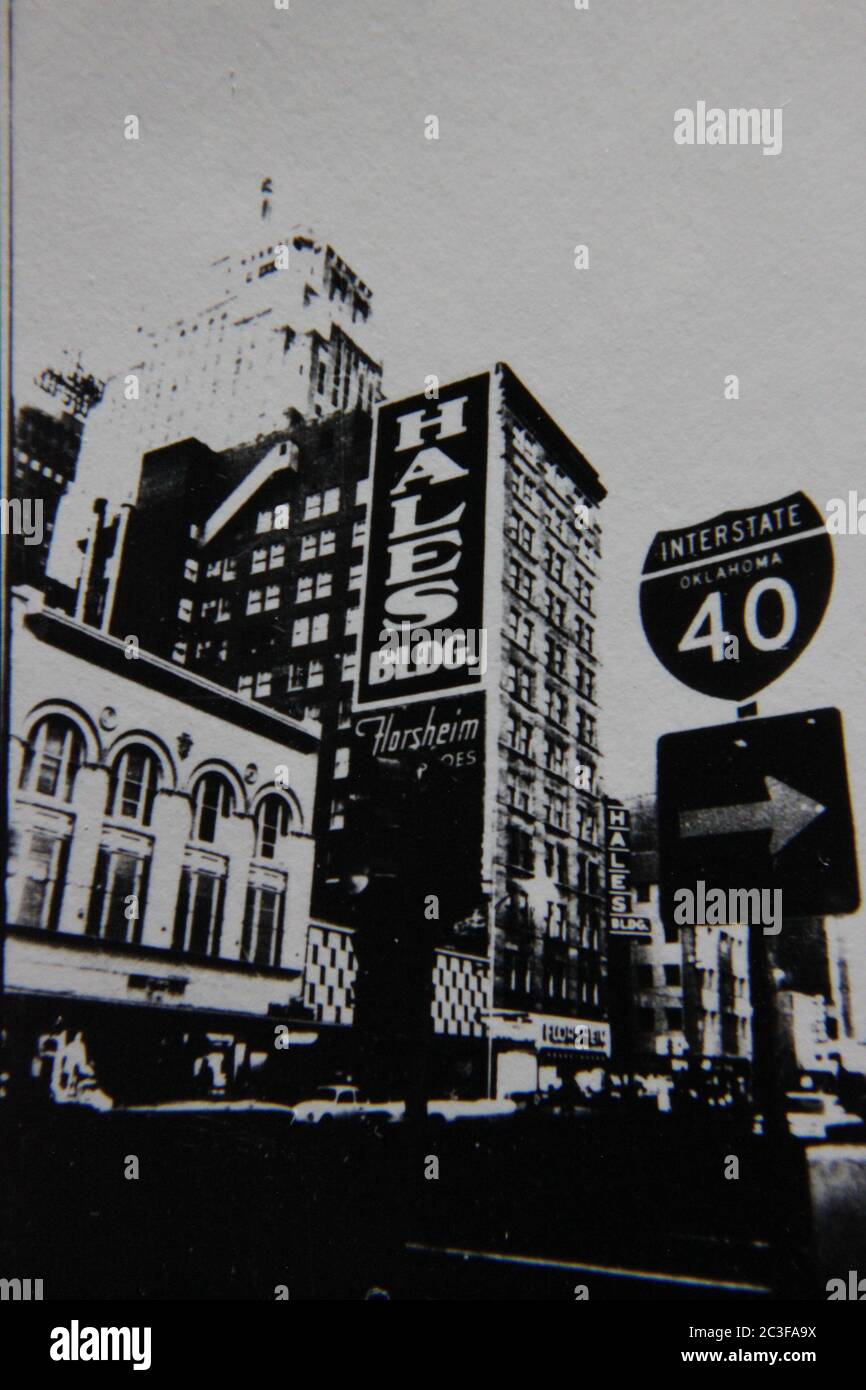 Feine 70er Jahre Vintage Schwarz-Weiß-Extremfotografie des Hales Building an der Route 40. Stockfoto