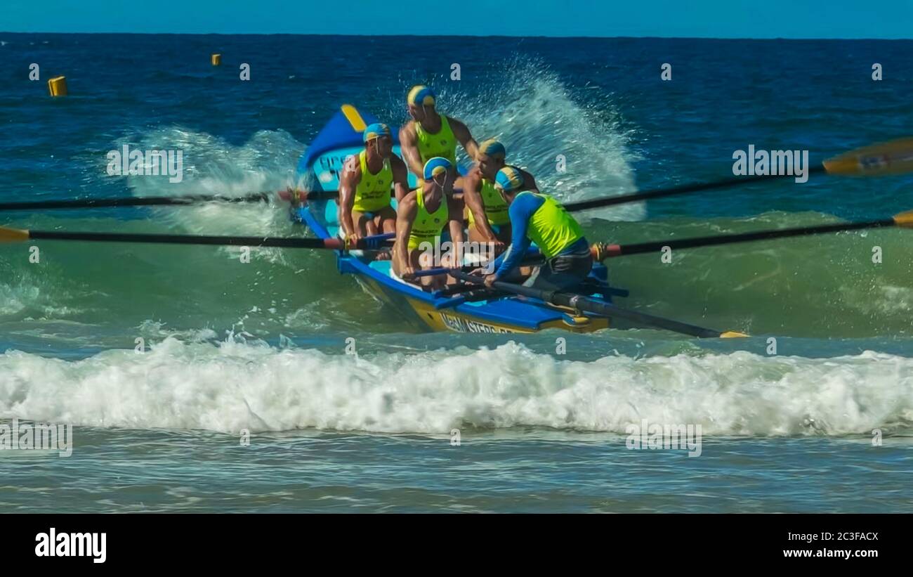ALEXANDRA HEADLAND, QUEENSLAND, AUSTRALIEN - 21. APRIL 2016: Nahaufnahme eines Surfbootrennens Stockfoto