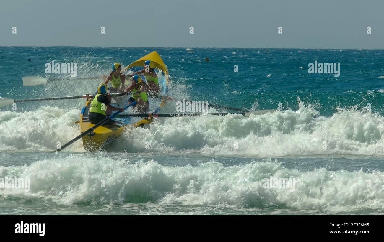 ALEXANDRA HEADLAND, QUEENSLAND, AUSTRALIEN - 21. APRIL 2016: Frauen-Surfboot-Rennen an der Sonnenküste australiens Stockfoto