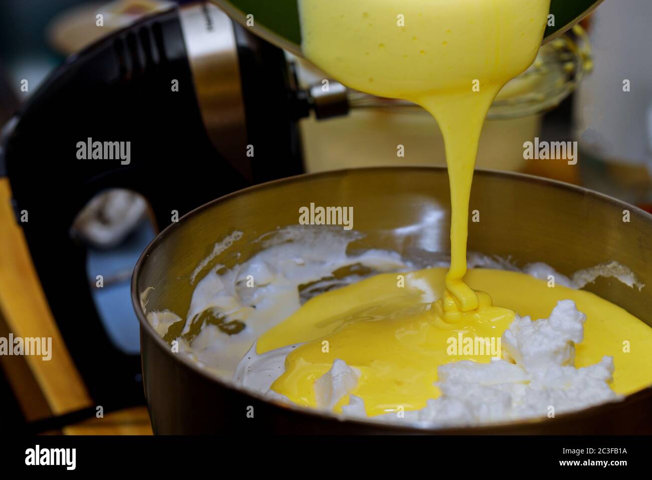 In einer Rührschüssel Eiweiß und Eigelb mischen. Stockfoto