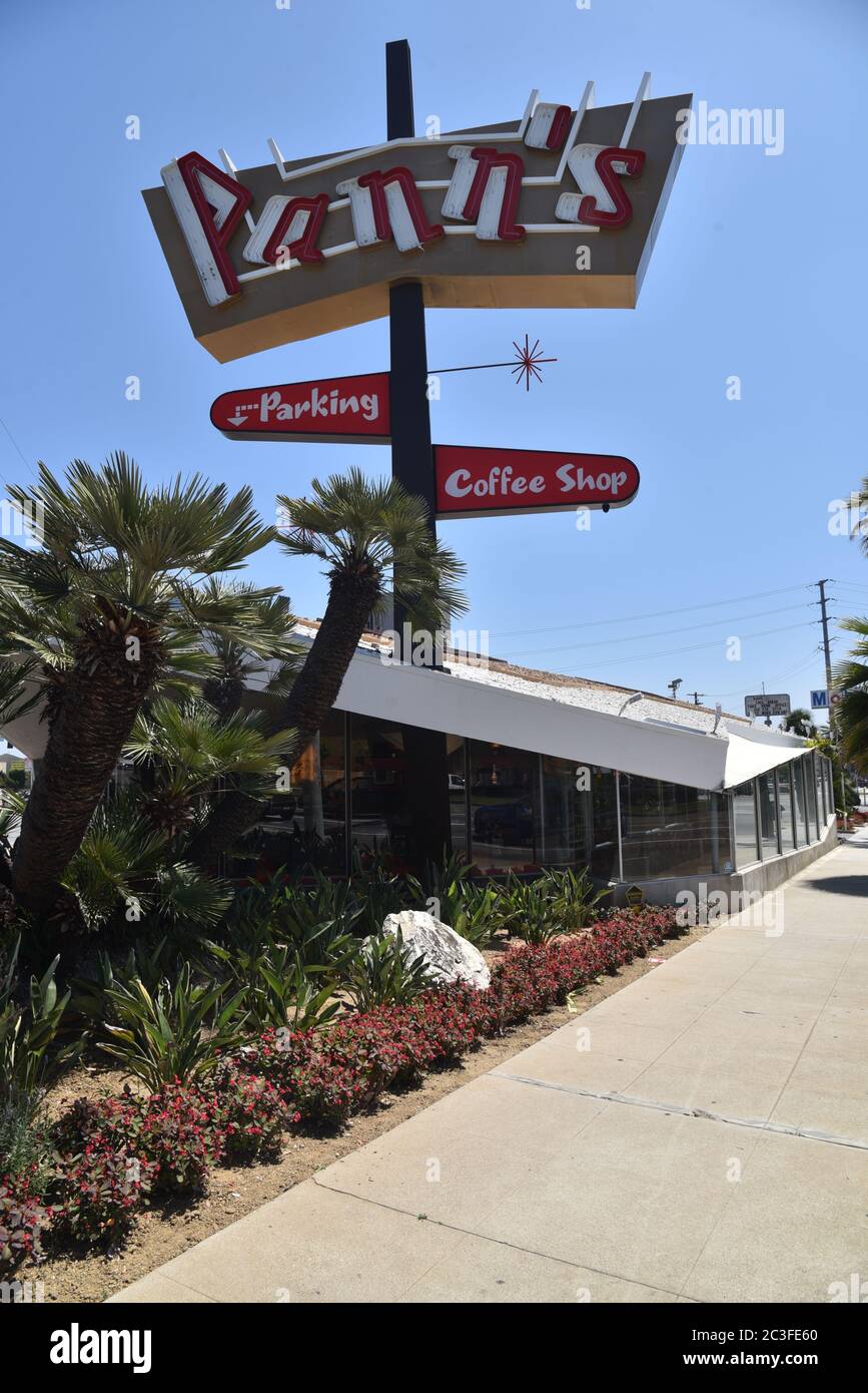 Los Angeles, CA/USA - 23. Mai 2020: Unverwechselbares Zeichen für das historische Panns Restaurant, ein historisches Beispiel für die Architektur eines Googie Coffee Shops im Stil der 50er Jahre Stockfoto